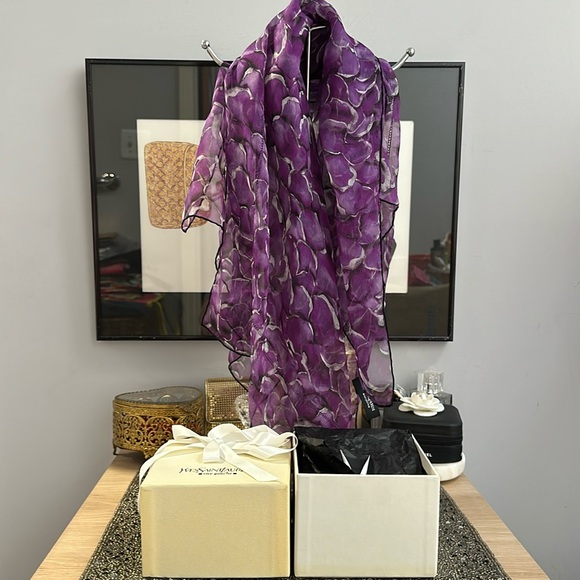 Vintage Yves Saint Laurent 100% silk scarf with original box, tissue and ribbon - Picture 5 of 11